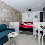 Modern Stone Studio In The Heart Of Split Lägenhet